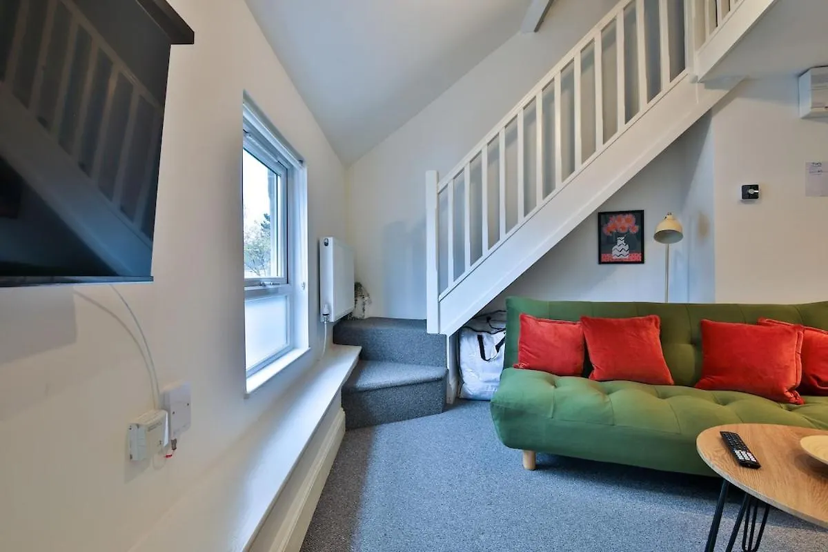 Cozy Mezzanine Flat In Vibrant Canton Cardiff